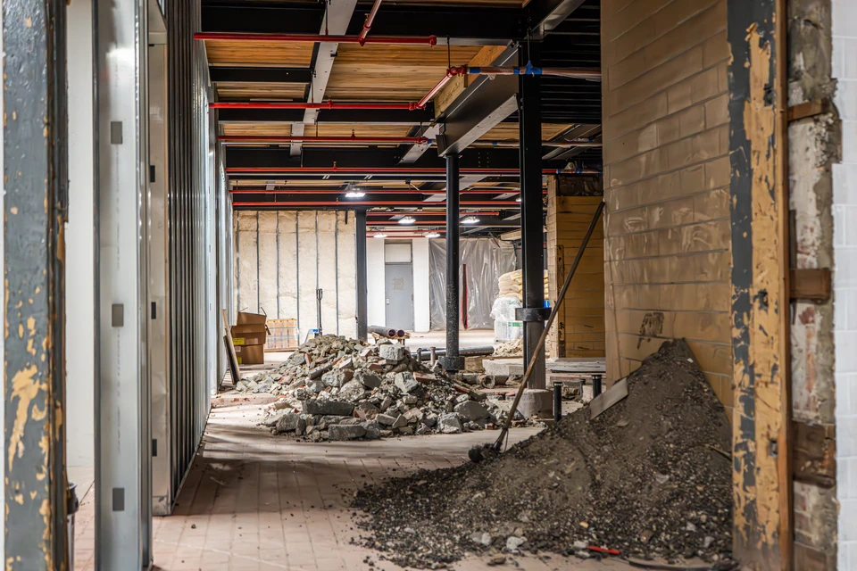 Site de démolition et de rénovation avec structure en acier exposée et débris de construction