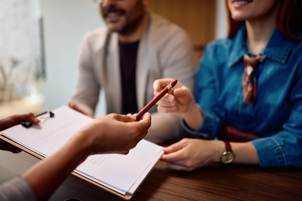 Agent de vente parlant avec les clients dans un nouveau bâtiment