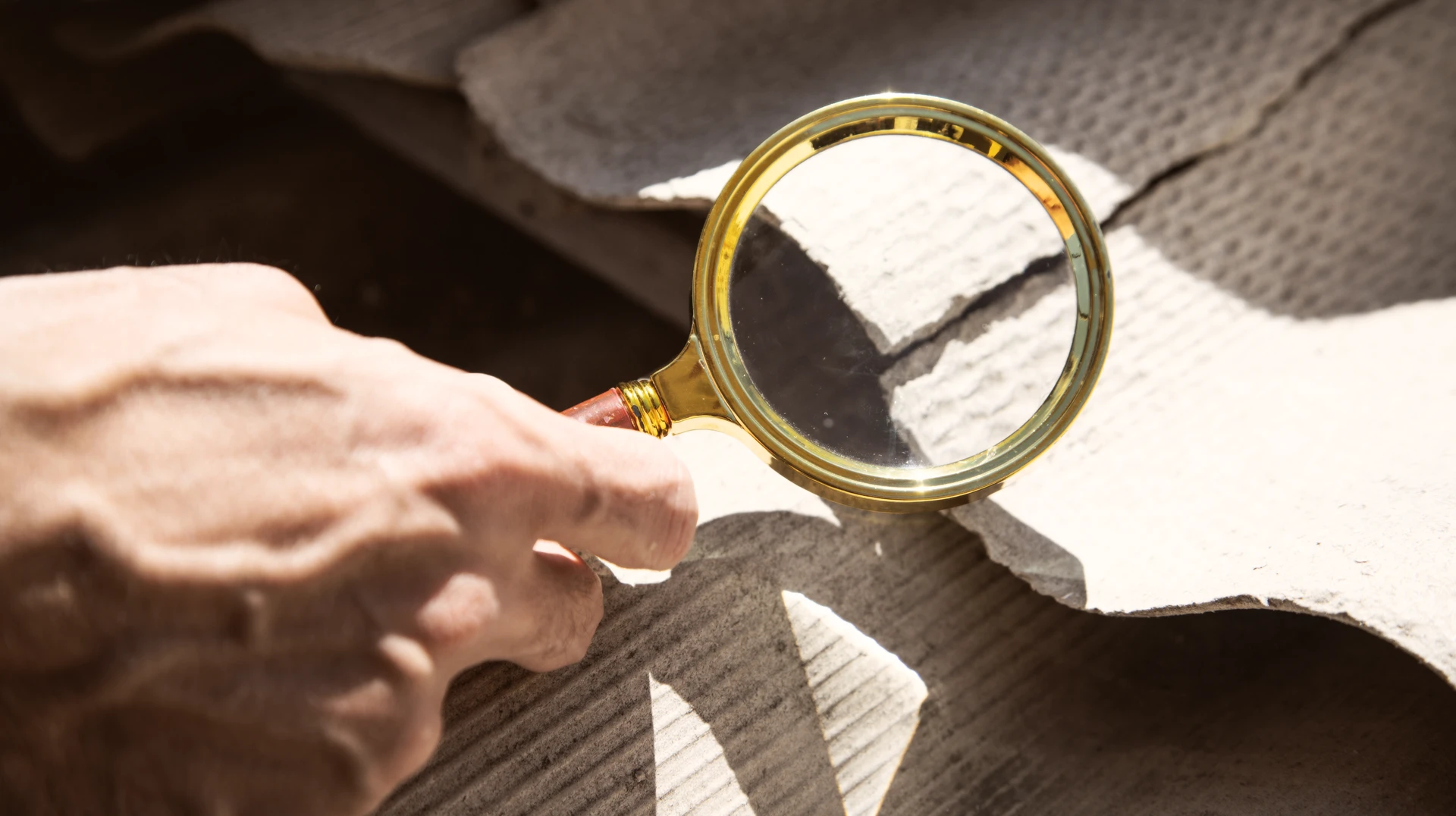 Inspecteur de l'amiante prélevant un échantillon de matériaux de construction, détection de l'amiante, conformément aux recommandations de la norme NF X 46-020